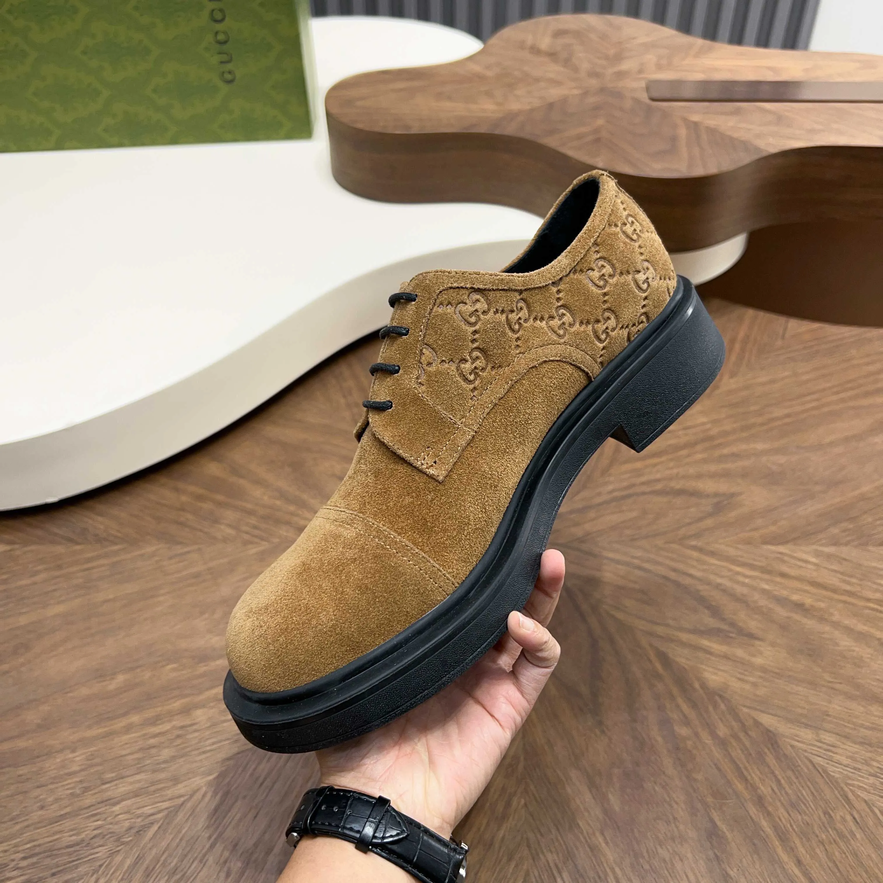 💰780 Gucci/Gucci new men’s lace-up shoes with GG details, matte cow leather derby shoes! The design of this men's lace-up shoe is rooted in the brand's heritage. Crafted from premium waxed cow leather, it is embellished with GG printed embossed suede leather details, a nod to Gucci's iconic monogram. The rubber sole decorated with GG pattern adds a touch of modern fashion to this design. Typical three-joint style design. European and American classic version, full calfskin lining. The overall upper texture is soft and the lining is comfortable and breathable. 2CM thickened soft rubber sole, easy to control. Versatile and stylish upper foot, multiple colors available to meet different matching needs, complete package! Size: 39-40-41-42-43-44 leather shoe size (38.45.46 can be customized)